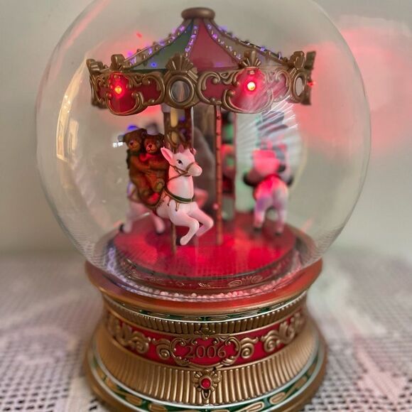 2006’ Circa🎄 Christmas musical melody globe🎄Christmas decorations🎄Carousel - Picture 3 of 11